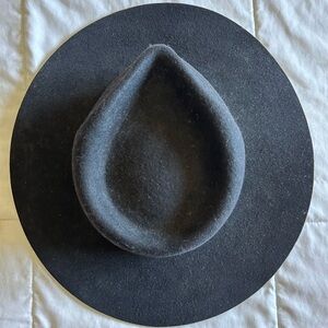Women’s Lack of Color Black Felt Hat